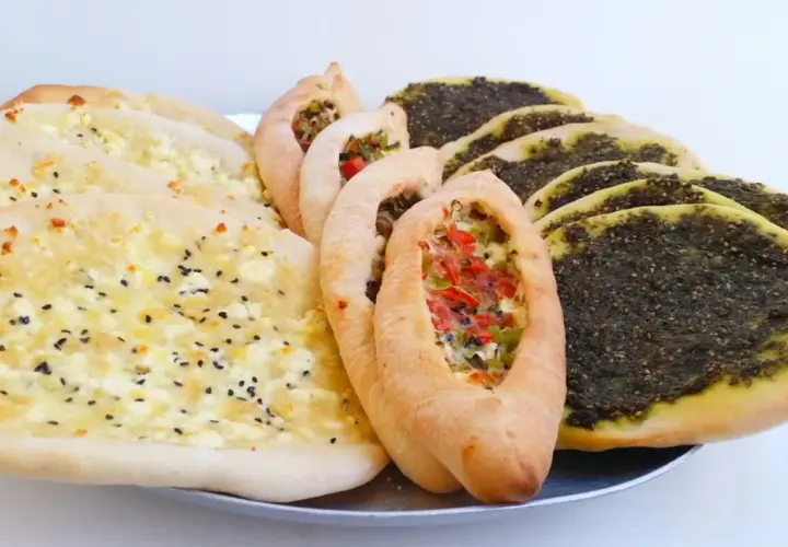 En bricka med manakish zaatar, ost och grönsaksfyllning.
