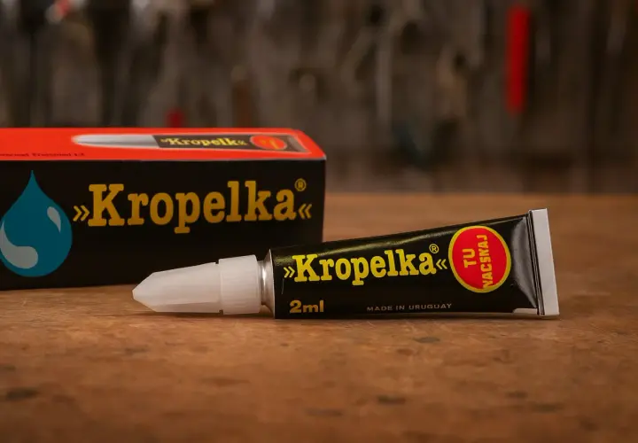 Tubka kleju Kropelka 2ml, gotowa do użycia. Zastanawiasz się, kropelka ile schnie? Ten klej szybko wiąże.
