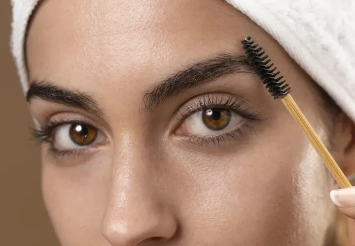 Jak optycznie zagęścić brwi? Triki stylistek na pełniejszy, piękny look