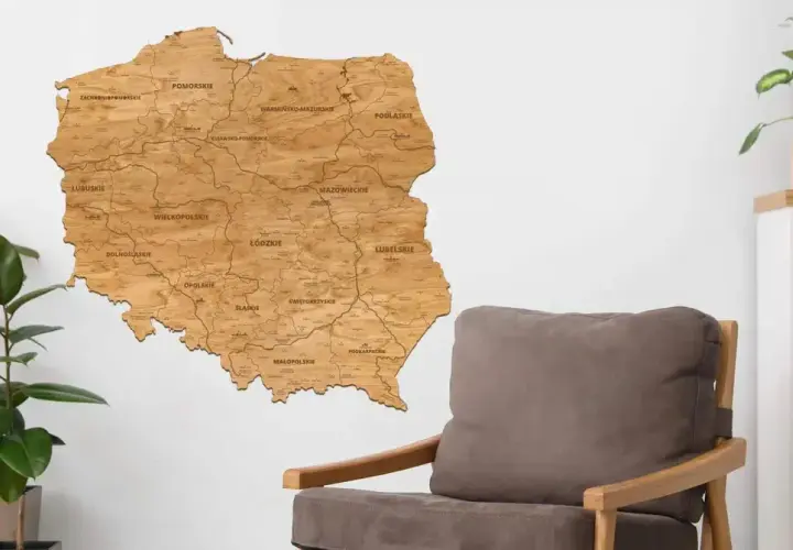 Drewniana mapa Polski na ścianę, z zaznaczonymi województwami. Idealna dekoracja dla miłośników podróży po kraju.