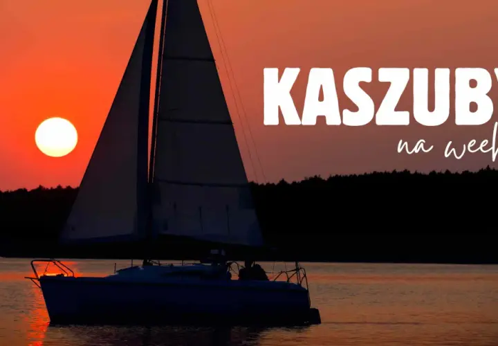 Żaglówka na jeziorze podczas zachodu słońca. Idealne miejsce na weekendowe wypady w **Kaszuby miejscowości turystyczne**.