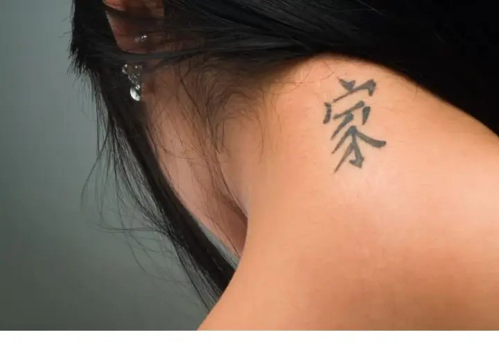 Symbol na karku kobiety. Jak dobrać tatuaż do charakteru? Ten znak może symbolizować siłę i determinację.