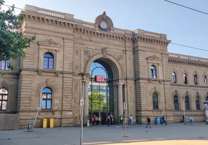 Prachtvoller Hauptbahnhof, der den Titel "Bahnhof des Jahres" verdient.