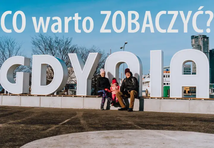 Rodzina pozuje przy napisie GDYNIA, odkrywając atrakcje turystyczne miasta.