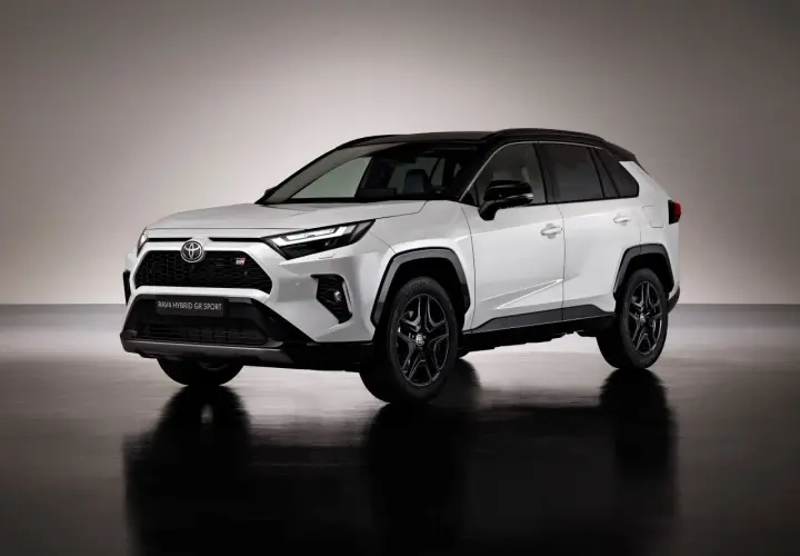 Biały Toyota RAV4 Hybrid GR Sport 2025 z czarnym dachem i felgami, prezentujący sportowy design.