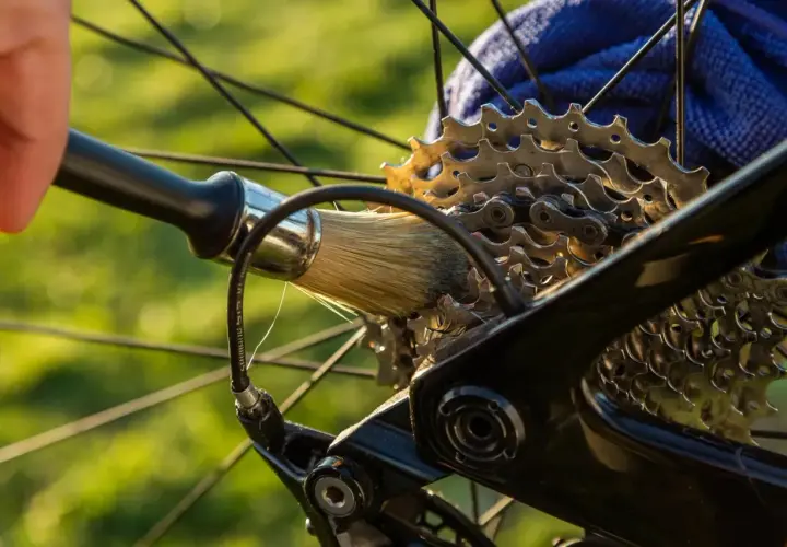 Czyszczenie kasety rowerowej przed wymianą linki przerzutki tylnej.