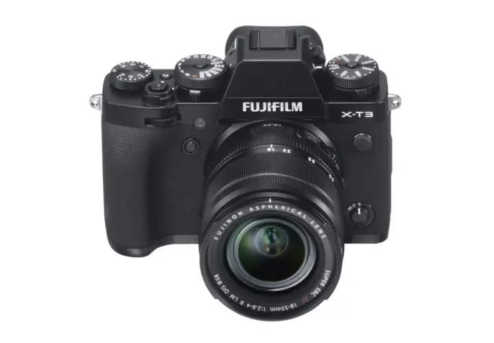 Czarny aparat Fujifilm X-T3 z obiektywem Fujinon. Idealny do uchwycenia każdej chwili.
