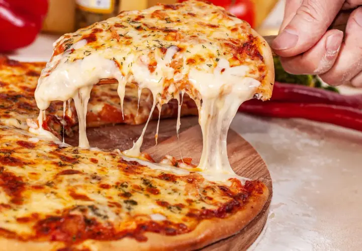 Rozciągający się ser z pizzy, idealny na zdrową przekąskę. Sprawdź jej indeks glikemiczny!