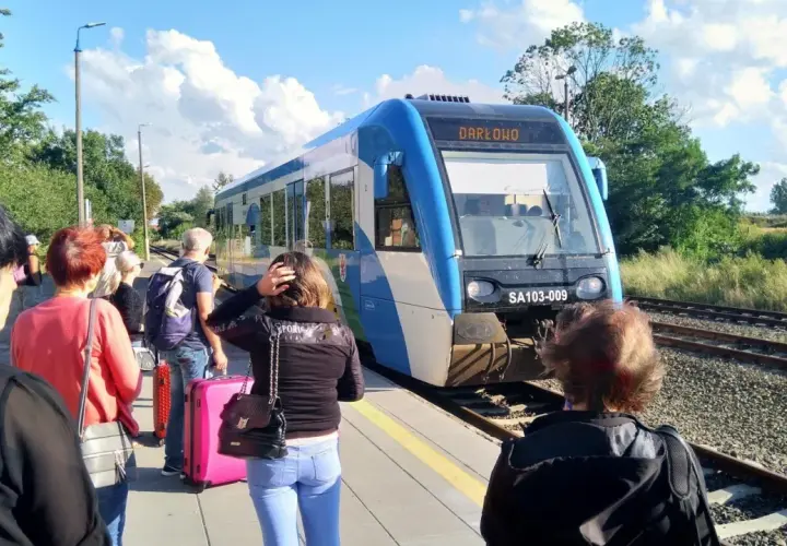Ludzie czekają na pociąg do Darłowa. To dobry sposób, jak dojechać ze Sławna do Darłówka.