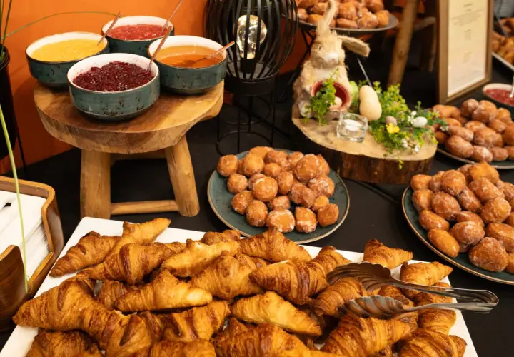 Bufet finger food: świeże rogaliki, pączki i miseczki z dżemami. Idealna uczta dla każdego.