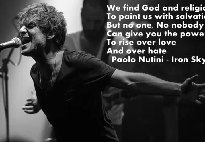 Paolo Nutini śpiewa "Iron Sky" z pasją, jego głos niesie przesłanie o sile miłości ponad nienawiścią.