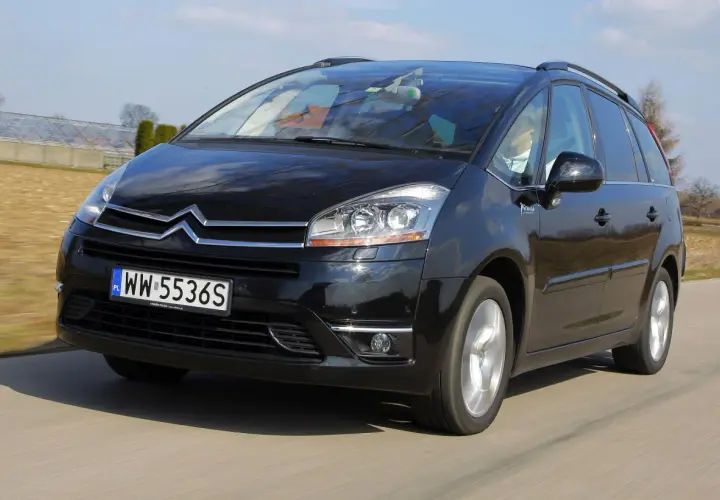 Czarny Citroen C4 Picasso w ruchu. Wiele osób szuka pozytywnych citroen c4 picasso opinie, ten model zasługuje na uwagę.