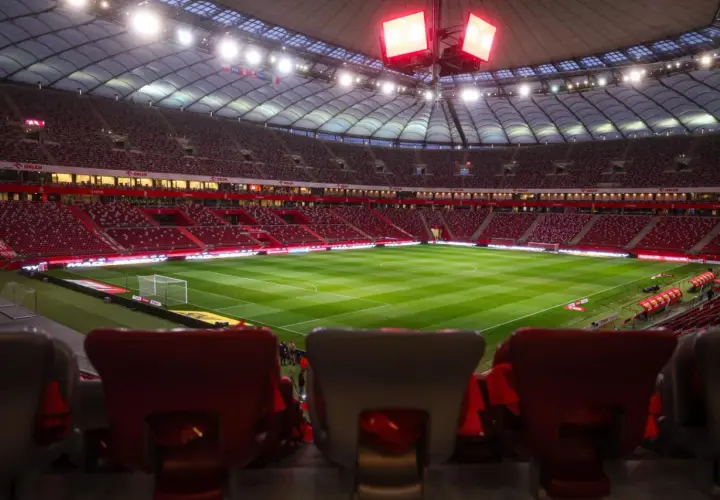 PGE Narodowy gotowy na emocjonujące mecze. Pusta trybuna czeka na kibiców.