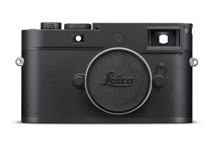 Czarny aparat Leica M11 Monochrom z charakterystyczną, ziarnistą skórą i logo Leica. Klasyka w czystej postaci.