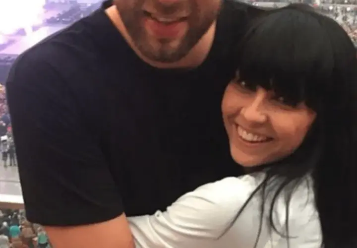 Tatiana Okupnik z mężem, uśmiechnięci, w tłumie fanów.