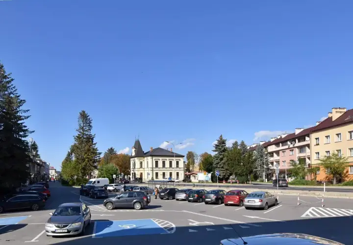 Urokliwe miasta w Bieszczadach, z parkingiem pełnym samochodów i charakterystyczną architekturą.