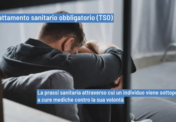 Uomo seduto con la testa tra le braccia, simbolo di sofferenza. Il TSO, trattamento sanitario obbligatorio, è una prassi medica imposta.