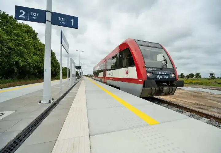 Nowy pociąg Arriva na stacji Ostaszewo Toruń, gotowy do podróży.