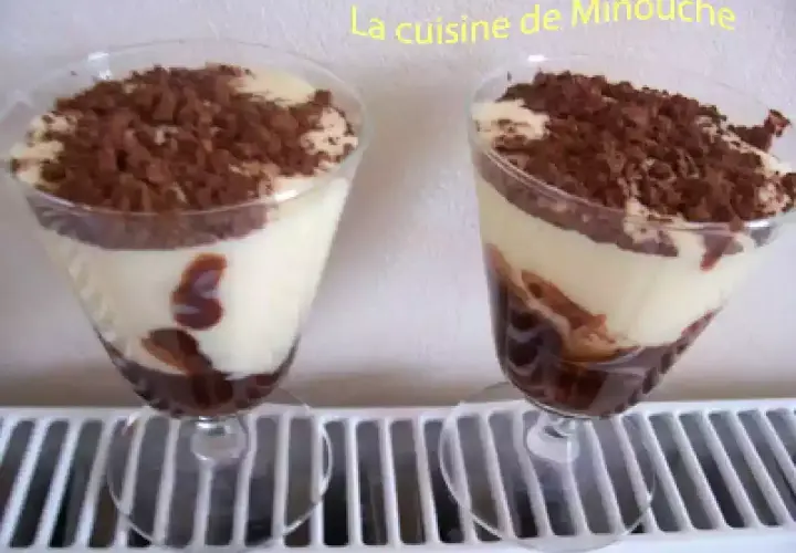 Deux verrines de tiramisu Nutella, crémeux et gourmand, saupoudrées de cacao. Un délice pour les yeux et les papilles.