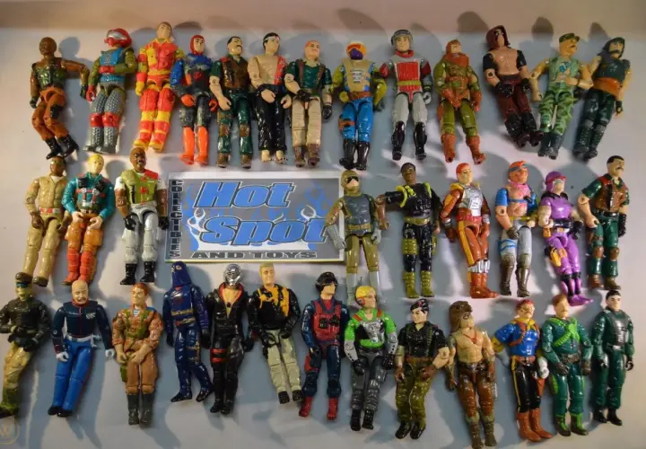 Collection de figurines de personnage GI Joe, alignées et prêtes pour l'action.