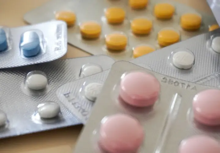 Confezioni di pillole colorate: blu, bianche, rosa e gialle. A cosa serve Dulex? Per alleviare il dolore e migliorare l'umore.