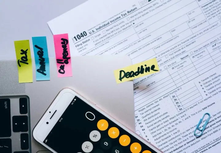 Schedine fiscali con promemoria "Tax", "Annual", "Call agency" e "Deadline". Invio schedine alloggiati in ritardo.