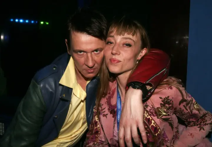 Ewa Maleńczuk i mężczyzna w skórzanych kurtkach, blisko siebie.