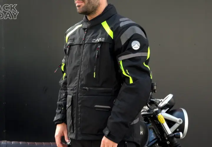 Hombre con chaqueta de moto negra y detalles fluorescentes, ideal para distintos tipos de chaqueta. ¡Oferta Black Friday!