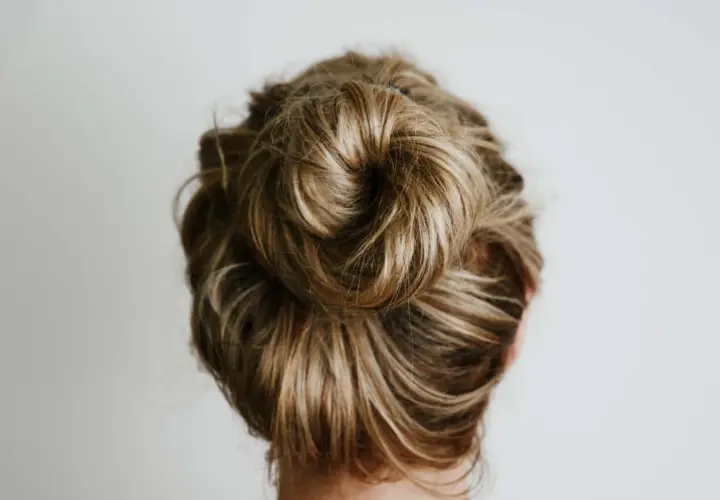 Moño alto despeinado, perfecto para una boda informal.