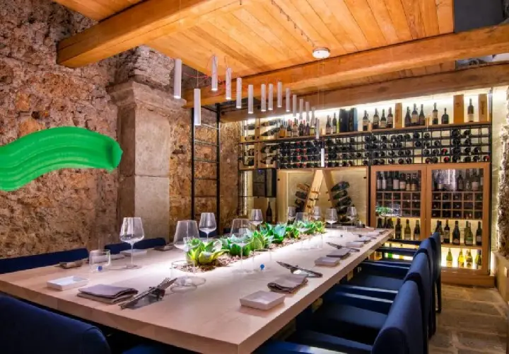 Tavolo apparecchiato in un ristorante con cantina vini, perfetto per scoprire dove mangiare a Vietri sul Mare.