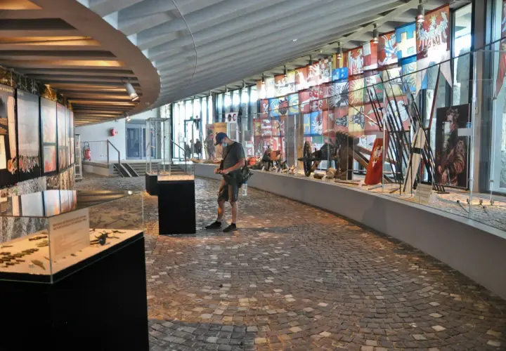 Wystawa w muzeum prezentuje historyczne artefakty i chorągwie, ukazując bogactwo **grunwald atrakcje**.