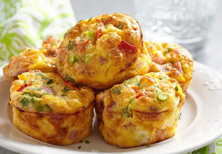 Pyszne muffinki z jajek, warzyw i szynki – idealne śniadanie z jajek na wynos.