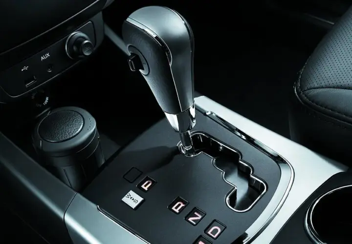 Interno auto con leva del cambio semiautomatico, pulsanti P, R, N, D e porta USB.