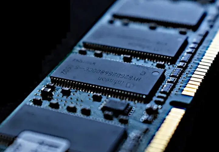 Carte mémoire RAM d'ordinateur, prête pour un test.