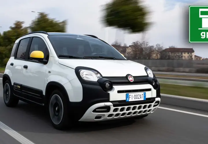 Nuova Fiat Panda GPL in movimento su strada. L'auto bianca con dettagli neri e specchietti gialli sfreccia con un'icona verde GPL in primo piano.