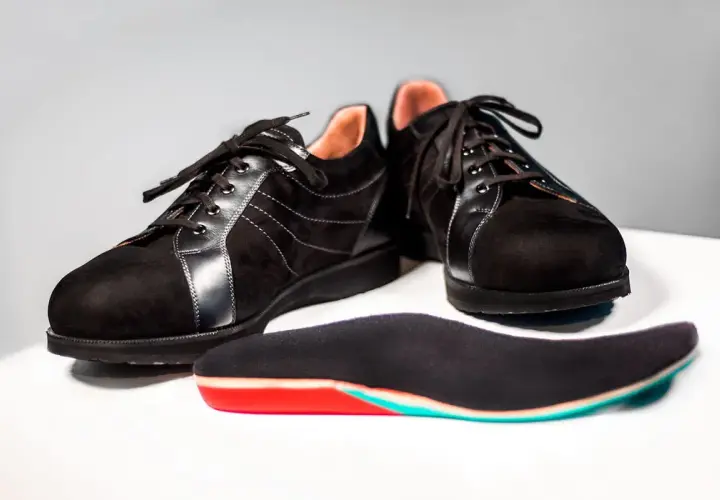 Schwarze, bequeme diabetiker schuhe mit Schnürung und einer farbigen Einlegesohle.