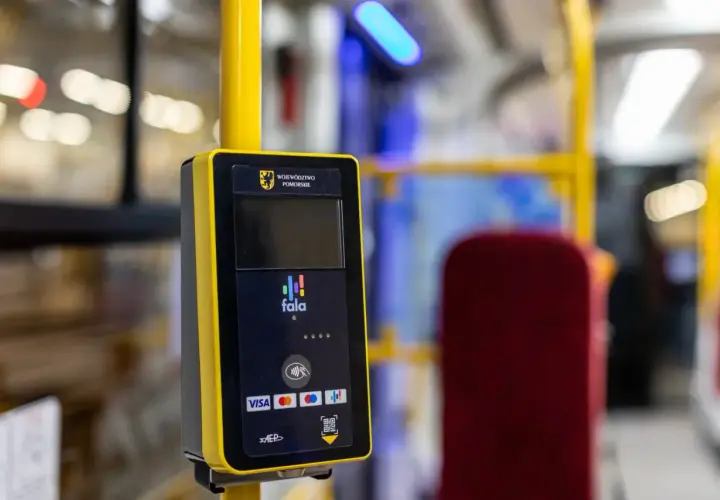 Biletomat w gdańskim tramwaju. Tu dowiesz się, jak kupić bilet na tramwaj w Gdańsku, płacąc kartą lub telefonem.
