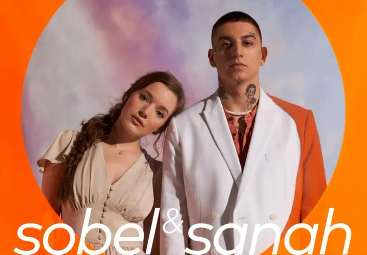 Sobel i sanah, młodzi artyści, pozują do wspólnego zdjęcia. Ona opiera głowę na jego ramieniu, on patrzy prosto w obiektyw.