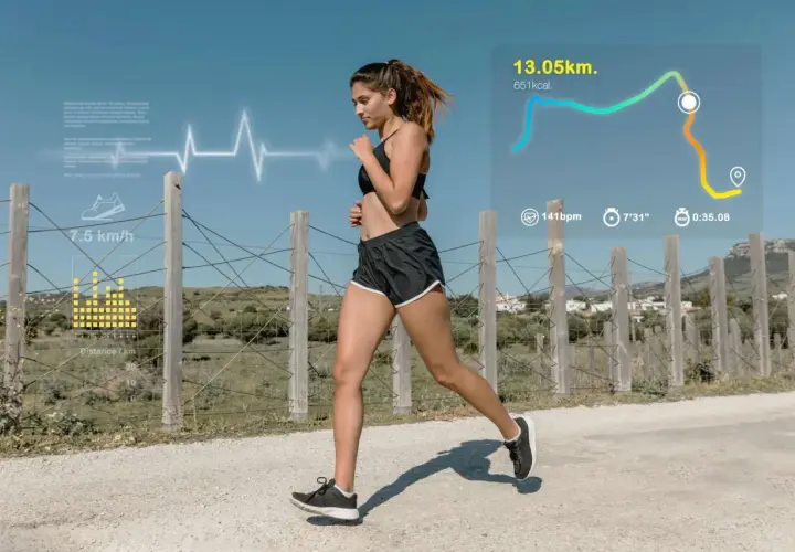 Kobieta biegnie, jej tętno 190 podczas biegu, dystans 13.05 km, spalone 651 kcal.