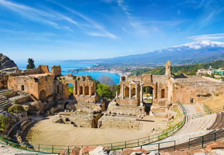 Magnifique **aréne en Italie** avec vue sur la mer et l'Etna. Vestiges antiques sous un ciel bleu éclatant.
