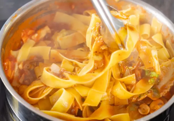 Pappardelle w sosie pomidorowym z warzywami. Idealne danie, gdy zastanawiasz się, co zrobić na obiad.