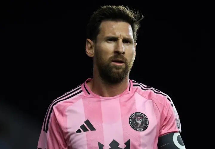 Lionel Messi w różowej koszulce Interu Miami, gotowy do gry.