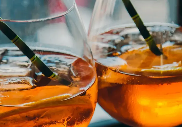 Ile kalorii mają drinki? Zaskakujące wartości, które musisz znać