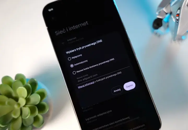 Ustawienia prywatnego DNS na Androidzie, wybór między wyłączonym, automatycznym lub wpisaniem nazwy hosta, np. dns.adguard.com.