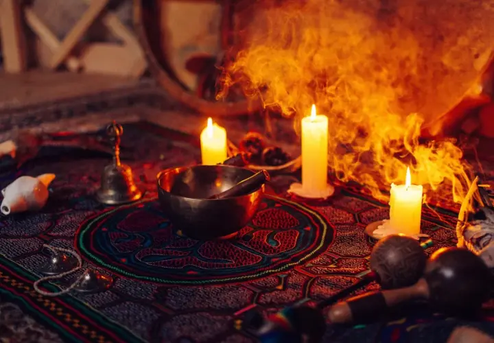 Ołtarz do ceremonii ayahuasca: misy, świece, dym i instrumenty.