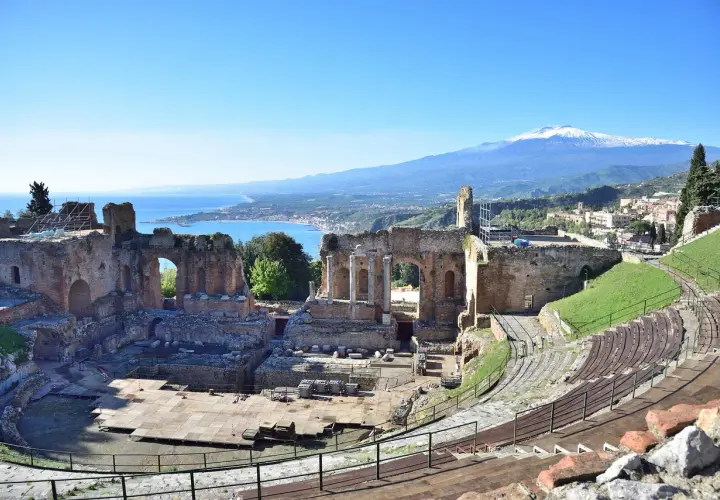 Théâtre antique de Taormine, avec l'Etna enneigé en arrière-plan. Un jour de marché taormina animé, les ruines se dressent fièrement.