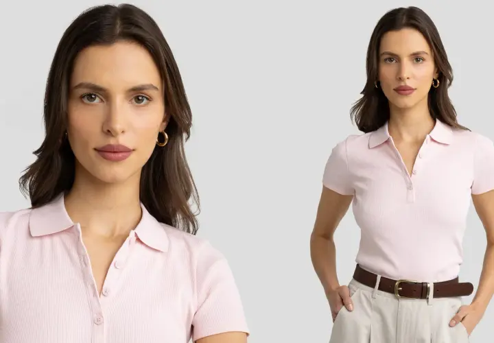 Damska koszulka polo biała, prążkowana, z krótkim rękawem. Modelka prezentuje ją w stylizacji z beżowymi spodniami i brązowym paskiem.