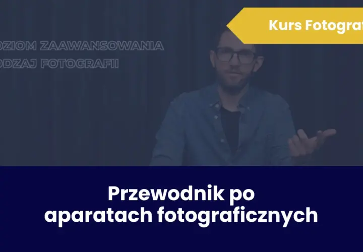 Mężczyzna w okularach prowadzi kurs fotografii. Na ekranie widnieje napis "Przewodnik po aparatach fotograficznych".