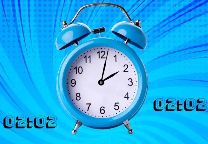 Reloj despertador azul marca las 02:02, una hora espejo. El fondo tiene un patrón de rayos azules y puntos.