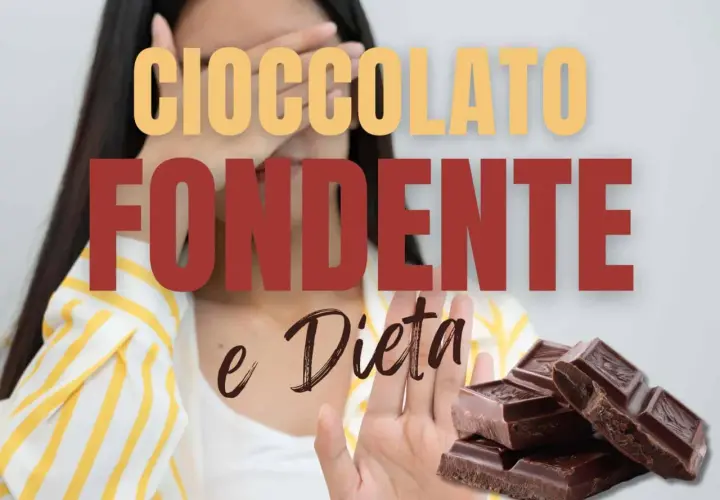 Cioccolato fondente e dieta: una donna con la mano alzata, come per dire di no, accanto a una pila di tavolette di cioccolato fondente.